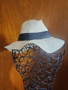 Classic Wide-Brim Sun Hat with Black Band - Women